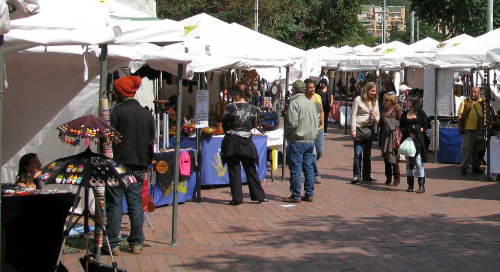 A crafts fair near Usaqu}n's main plaza offered a variety of items for sale.