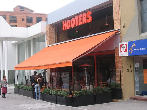 hooters-bogota-2